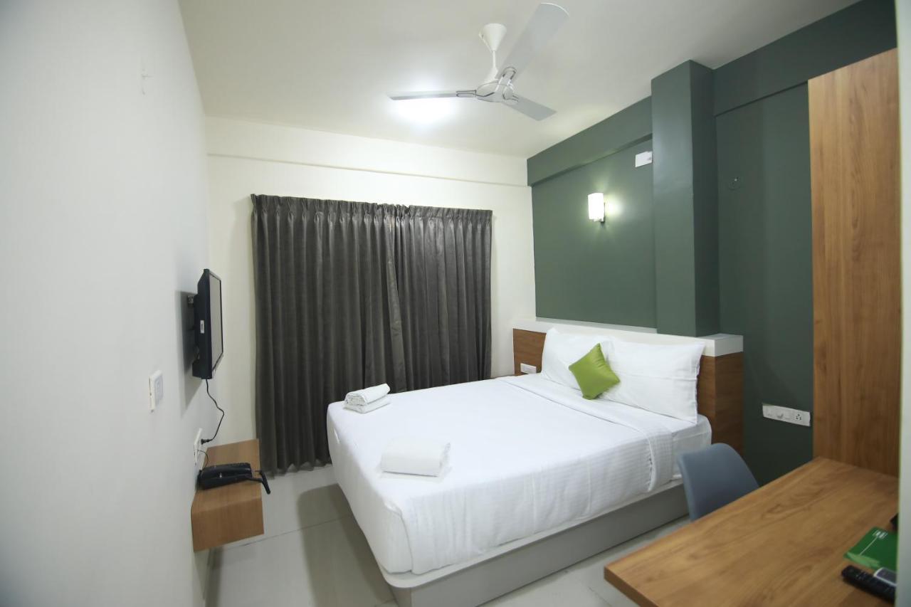 Hotel Royal Blooms Bangalore Extérieur photo